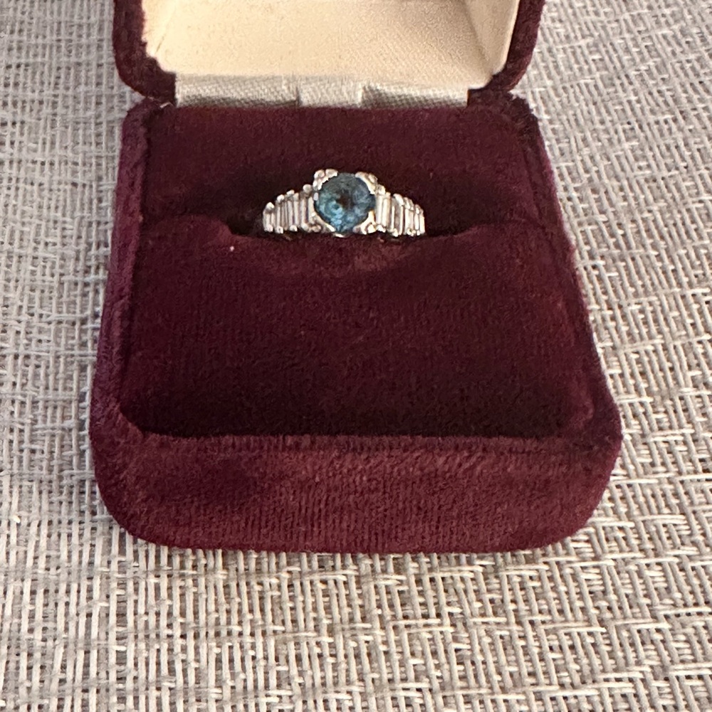 Vintage 14k solid heavy white gold ring w brilliant diamonds
2.71 gr.
Size: 5.25